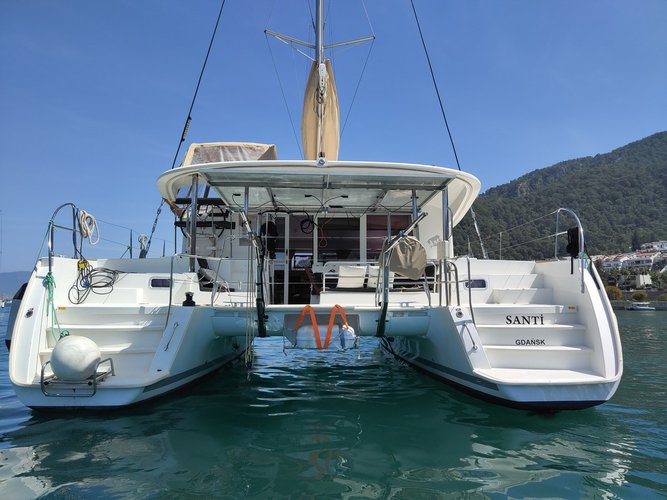 Jump aboard this beautiful Lagoon-Bénéteau Lagoon 400 - 4 + 2 cab.