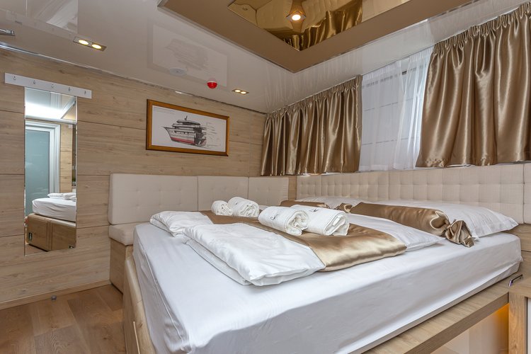 Motor yacht boat for rent in Split