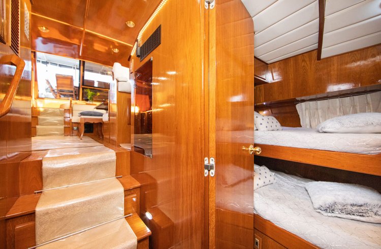 This 45.9'  cand take up to 14 passengers around Pula