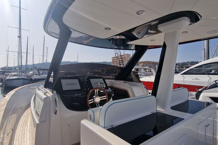 Discover golfe juan surroundings on this GOZZO 35 APREAMARE boat
