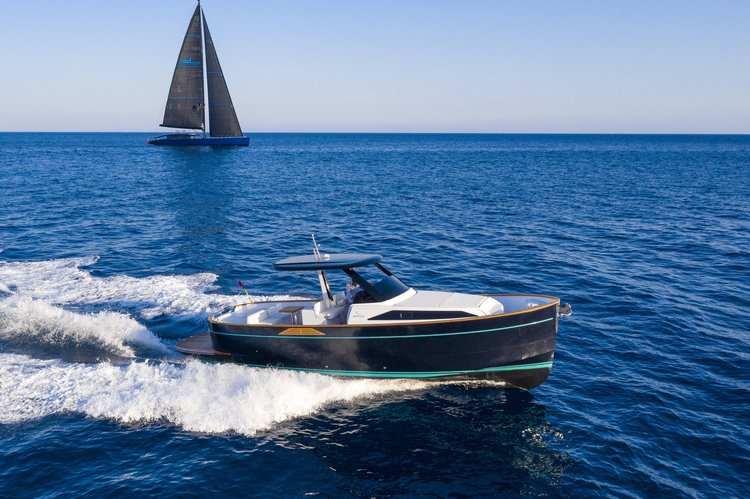 Boating is fun with a Walkaround in golfe juan