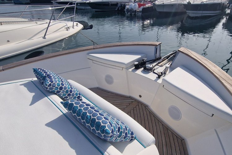 Up to 9 persons can enjoy a ride on this Walkaround boat