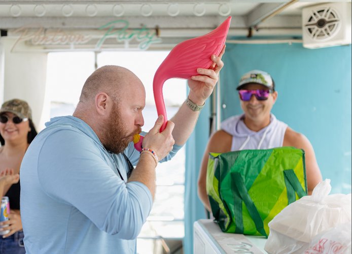 Discover Fort Lauderdale surroundings on this Pontoon A and M boat