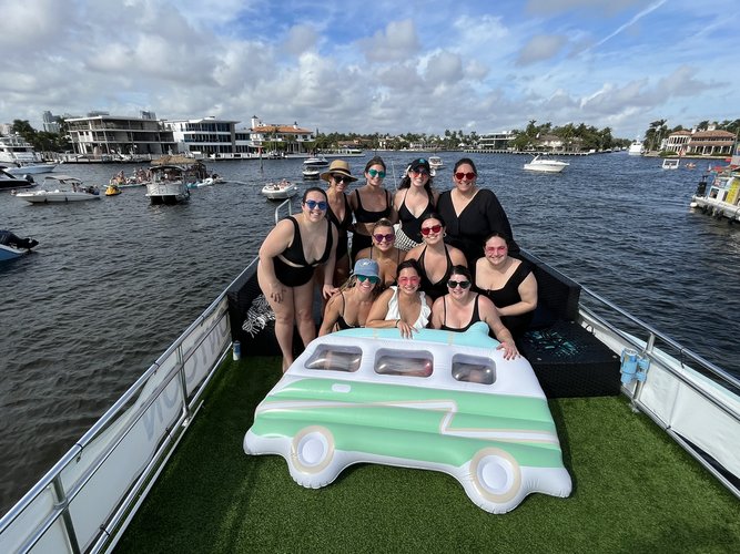 Pontoon boat for rent in Fort Lauderdale