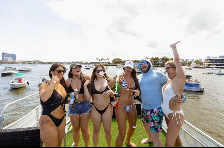 Boating is fun with a Pontoon in Fort Lauderdale