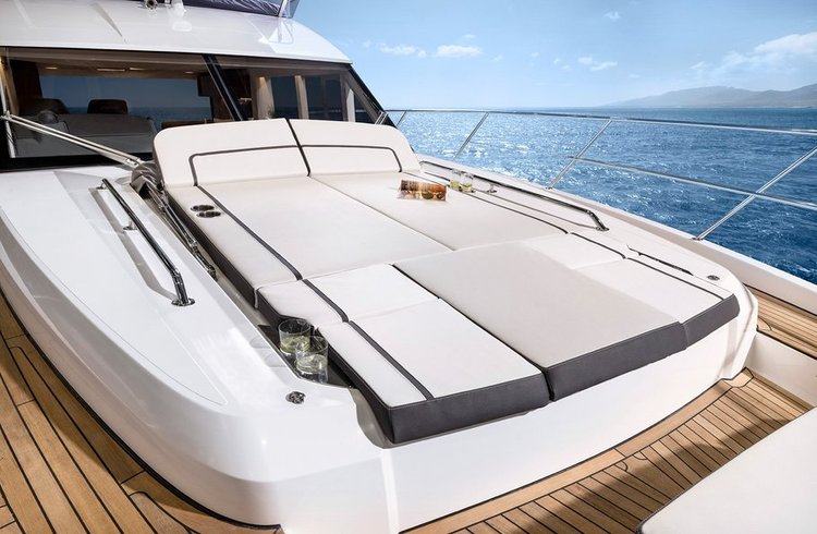 Discover Palma de Mallorca surroundings on this Bavaria R55 Bavaria Yachtbau boat