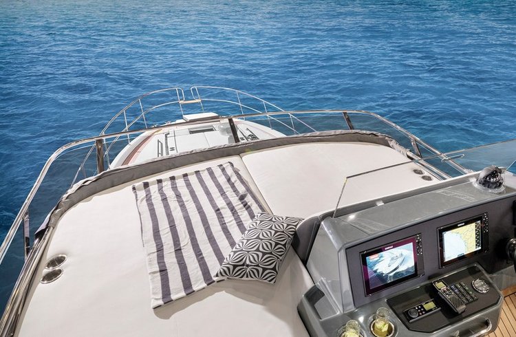 Discover Palma de Mallorca surroundings on this Bavaria R55 Bavaria Yachtbau boat