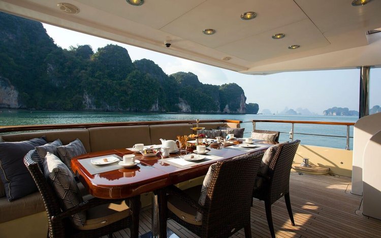Up to 20 persons can enjoy a ride on this Mega yacht boat