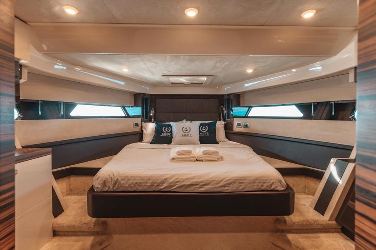 This 55.0' Cranchi cand take up to 10 passengers around Phuket