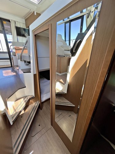 Up to 1 persons can enjoy a ride on this Jeanneau boat