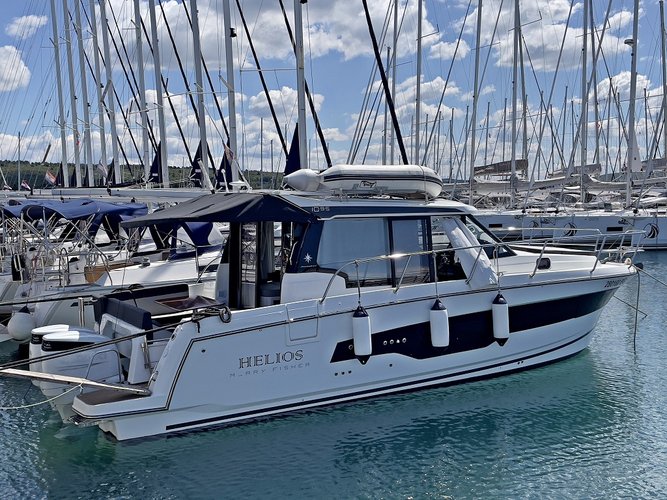 Up to 1 persons can enjoy a ride on this Jeanneau boat