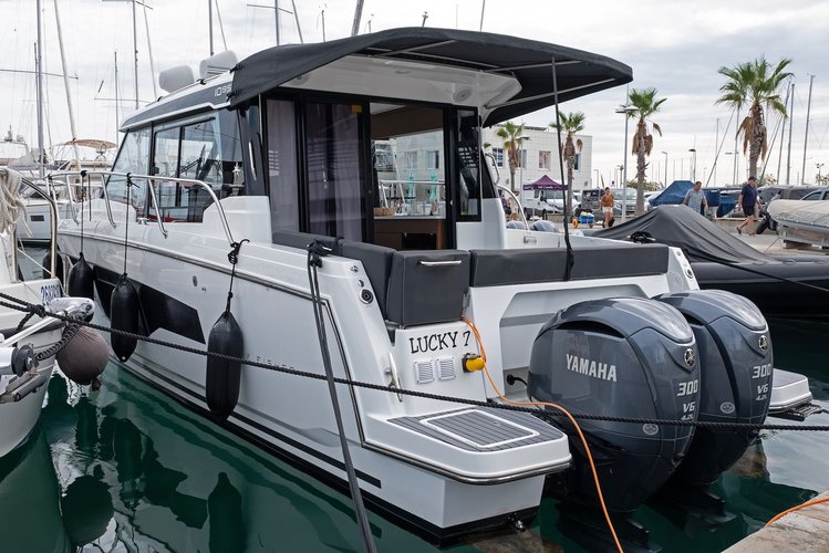 Up to 8 persons can enjoy a ride on this Jeanneau boat