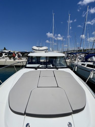 Up to 1 persons can enjoy a ride on this Jeanneau boat
