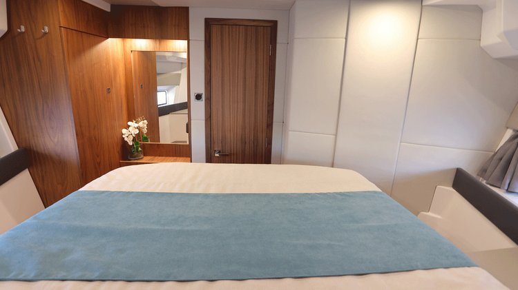Discover Palma de Mallorca surroundings on this Karnic S37x Karnic boat