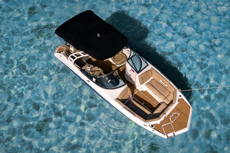 Discover Miami Beach surroundings on this 243 DC Nauticstar boat