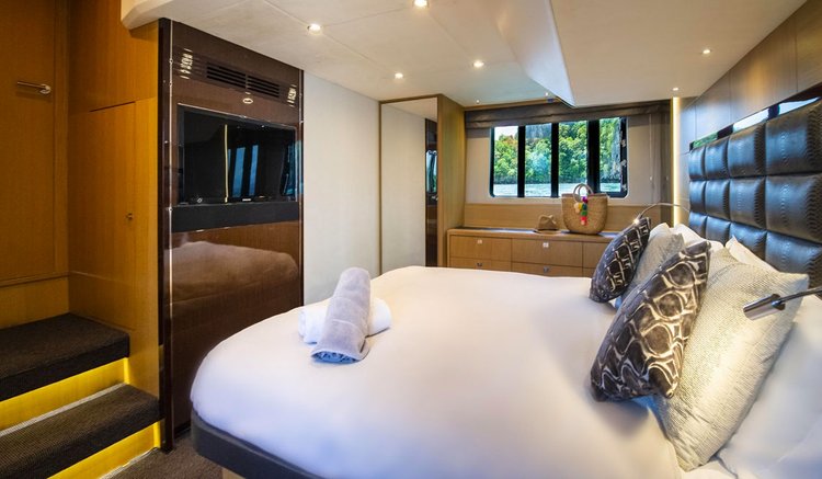 This 60.0' Princess cand take up to 8 passengers around Phuket