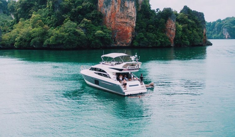 This 60.0' Princess cand take up to 8 passengers around Phuket