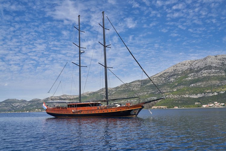 This 144.4'  cand take up to 16 passengers around Split