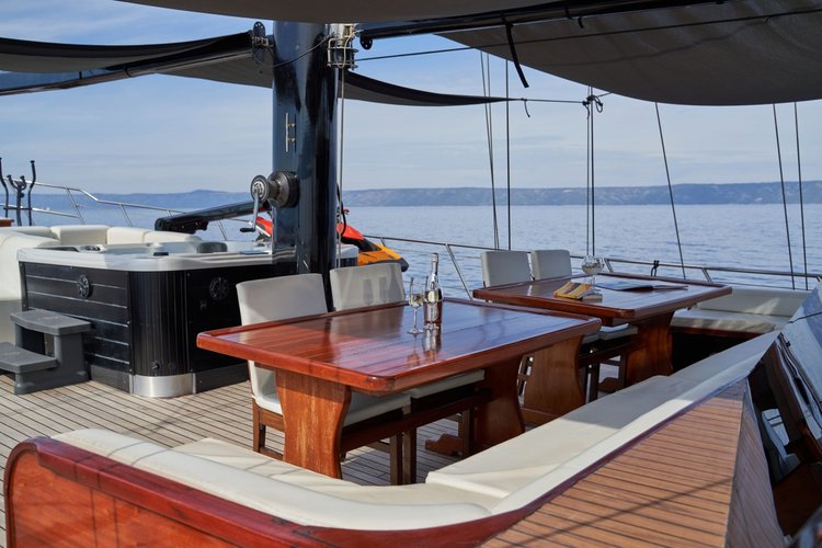 This 144.4'  cand take up to 16 passengers around Split