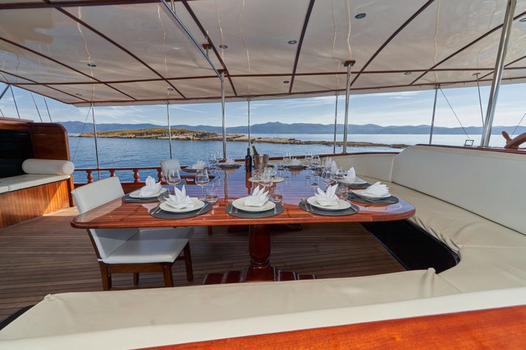 This 144.4'  cand take up to 16 passengers around Split