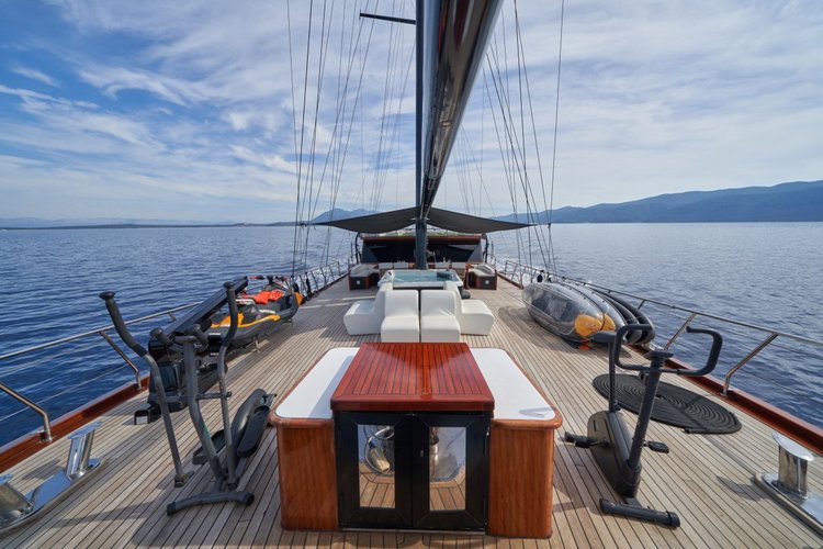 Up to 16 persons can enjoy a ride on this Gulet boat