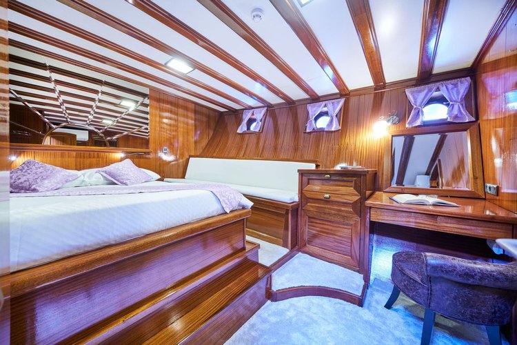 This 144.4'  cand take up to 16 passengers around Split