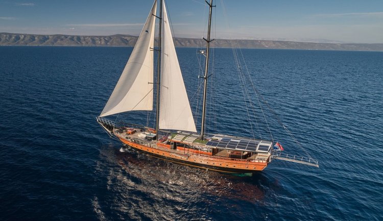 Up to 16 persons can enjoy a ride on this Gulet boat