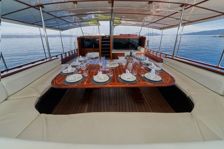 Up to 16 persons can enjoy a ride on this Gulet boat