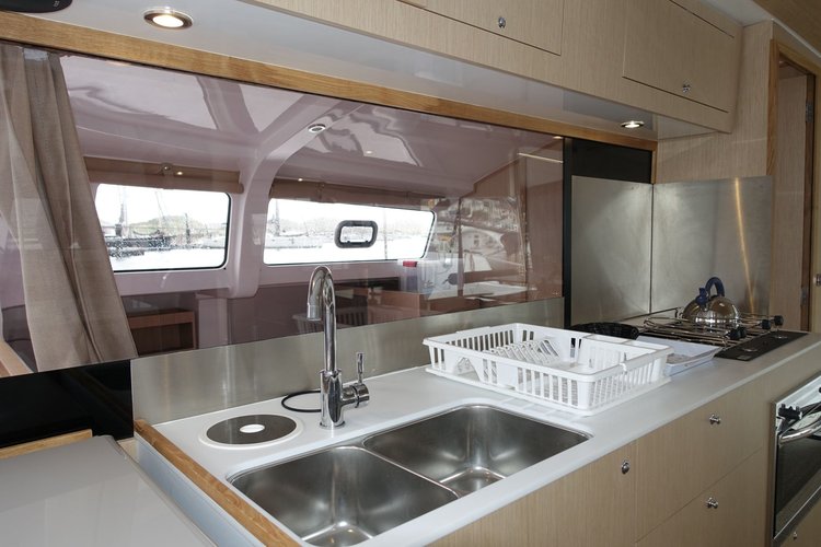 This 42.3'  cand take up to 6 passengers around Martinique