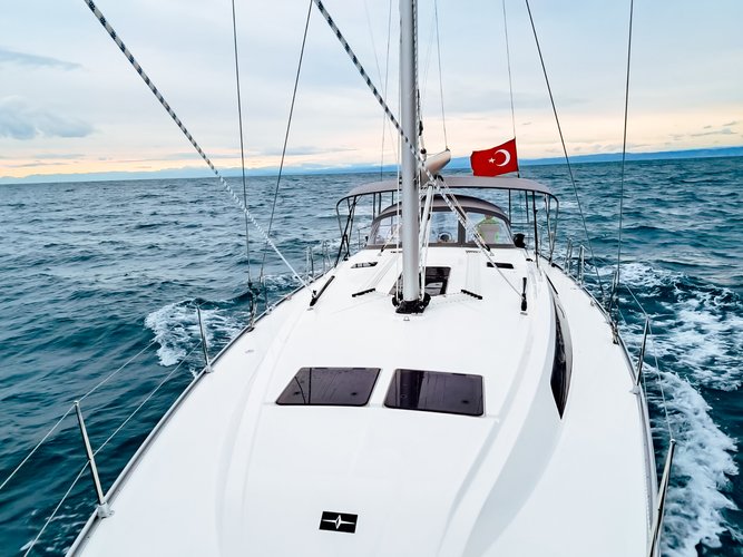 This 44.6' Bavaria Yachtbau cand take up to 6 passengers around Bodrum