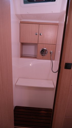 This 44.6' Bavaria Yachtbau cand take up to 6 passengers around Bodrum