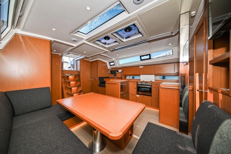 This 45.8' Bavaria Yachtbau cand take up to 10 passengers around Zadar