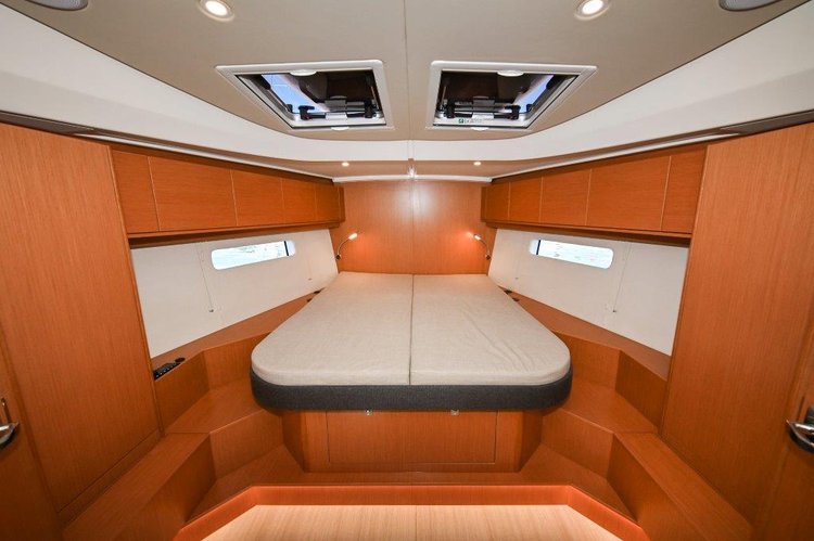 This 45.8' Bavaria Yachtbau cand take up to 10 passengers around Zadar