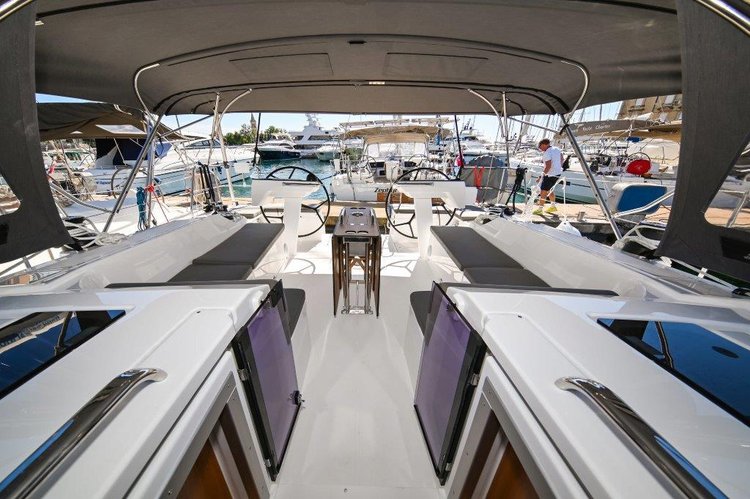This 45.8' Bavaria Yachtbau cand take up to 10 passengers around Zadar