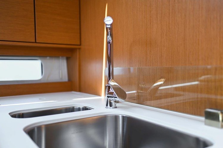 This 45.8' Bavaria Yachtbau cand take up to 10 passengers around Zadar