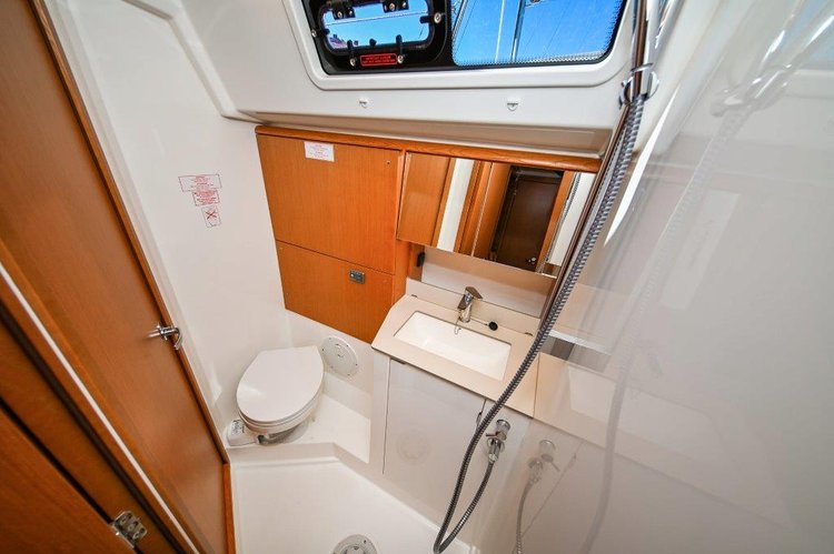 This 45.8' Bavaria Yachtbau cand take up to 10 passengers around Zadar