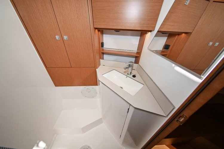 This 45.8' Bavaria Yachtbau cand take up to 10 passengers around Zadar