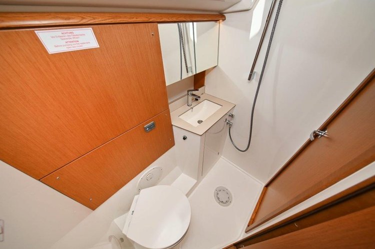 This 45.8' Bavaria Yachtbau cand take up to 10 passengers around Zadar