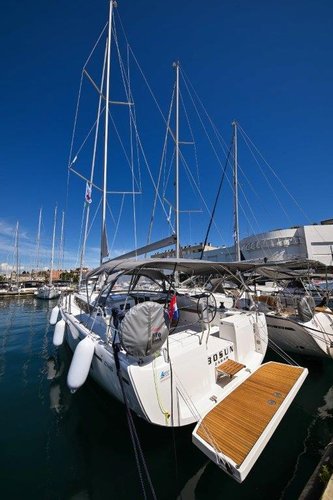 This 45.8' Bavaria Yachtbau cand take up to 10 passengers around Zadar