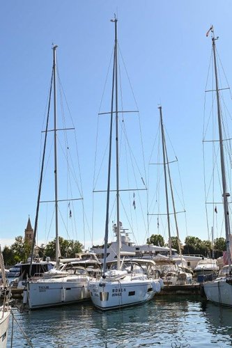 This 45.8' Bavaria Yachtbau cand take up to 10 passengers around Zadar