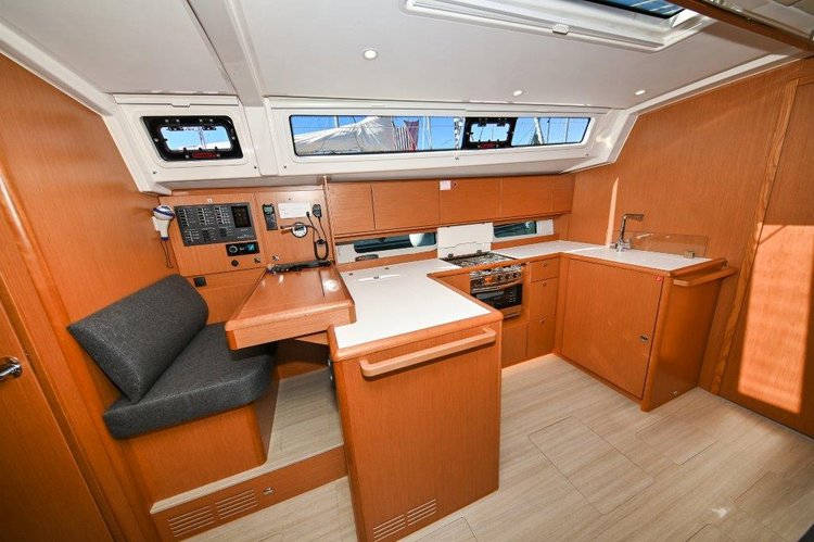 This 45.8' Bavaria Yachtbau cand take up to 10 passengers around Zadar