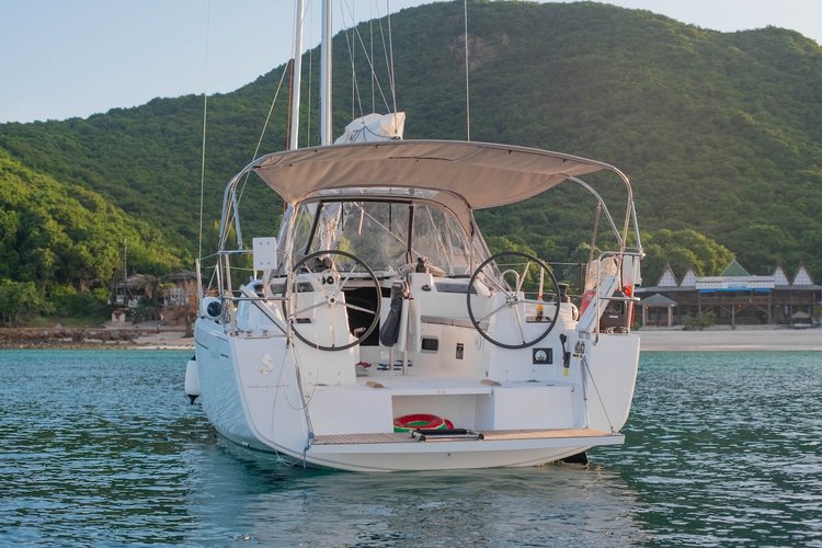 Discover Phuket surroundings on this Oceanis 34.1 Bénéteau boat