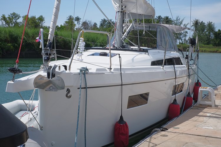 This 35.3' Bénéteau cand take up to 6 passengers around Phuket