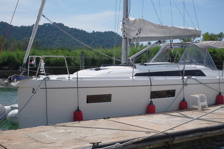Up to 6 persons can enjoy a ride on this Beneteau boat