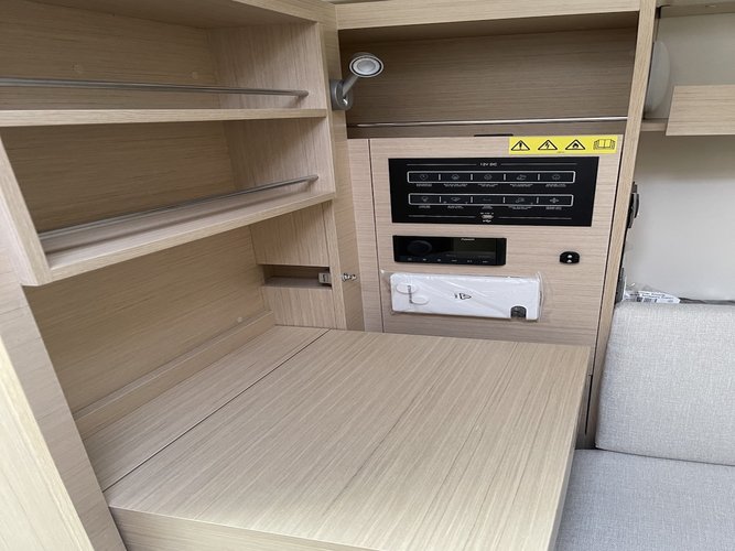 This 35.3' Bénéteau cand take up to 6 passengers around Phuket