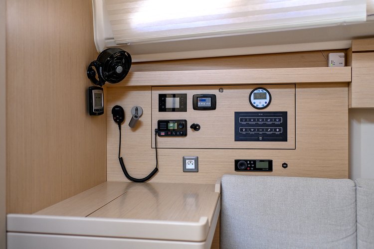 This 40.8' Beneteau cand take up to 8 passengers around Zadar
