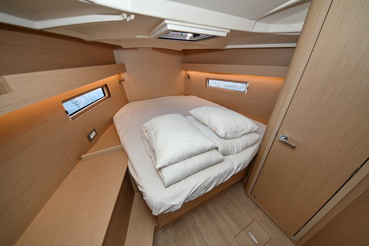 This 40.8' Beneteau cand take up to 8 passengers around Zadar