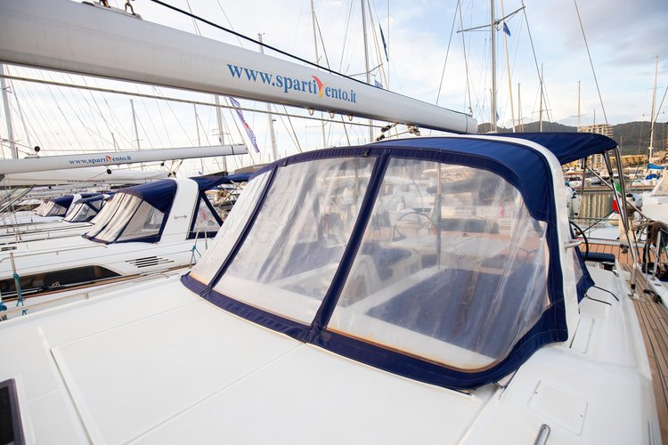 This 47.9' Beneteau cand take up to 10 passengers around Castiglioncello