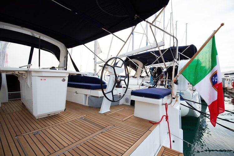 This 47.9' Beneteau cand take up to 10 passengers around Castiglioncello