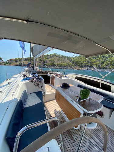 This 47.2' Beneteau cand take up to 9 passengers around Asos